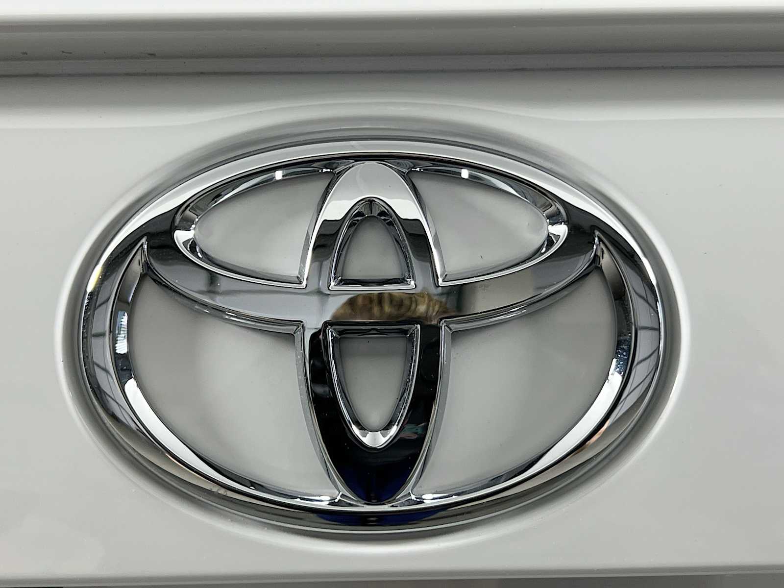 2025 Toyota RAV4 XLE - Photo 18