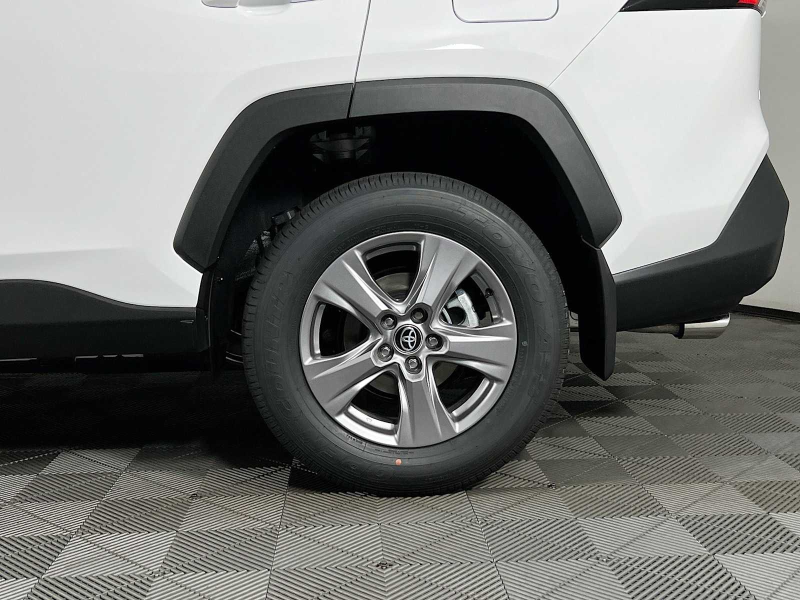 2025 Toyota RAV4 XLE - Photo 19