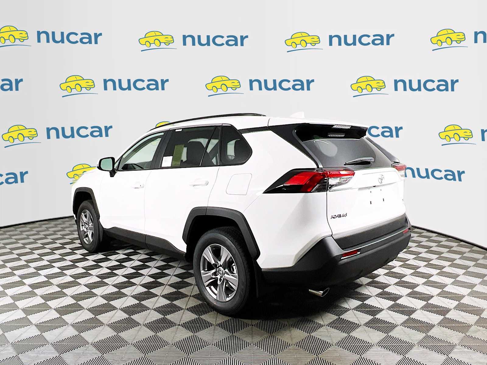 2025 Toyota RAV4 XLE - Photo 4