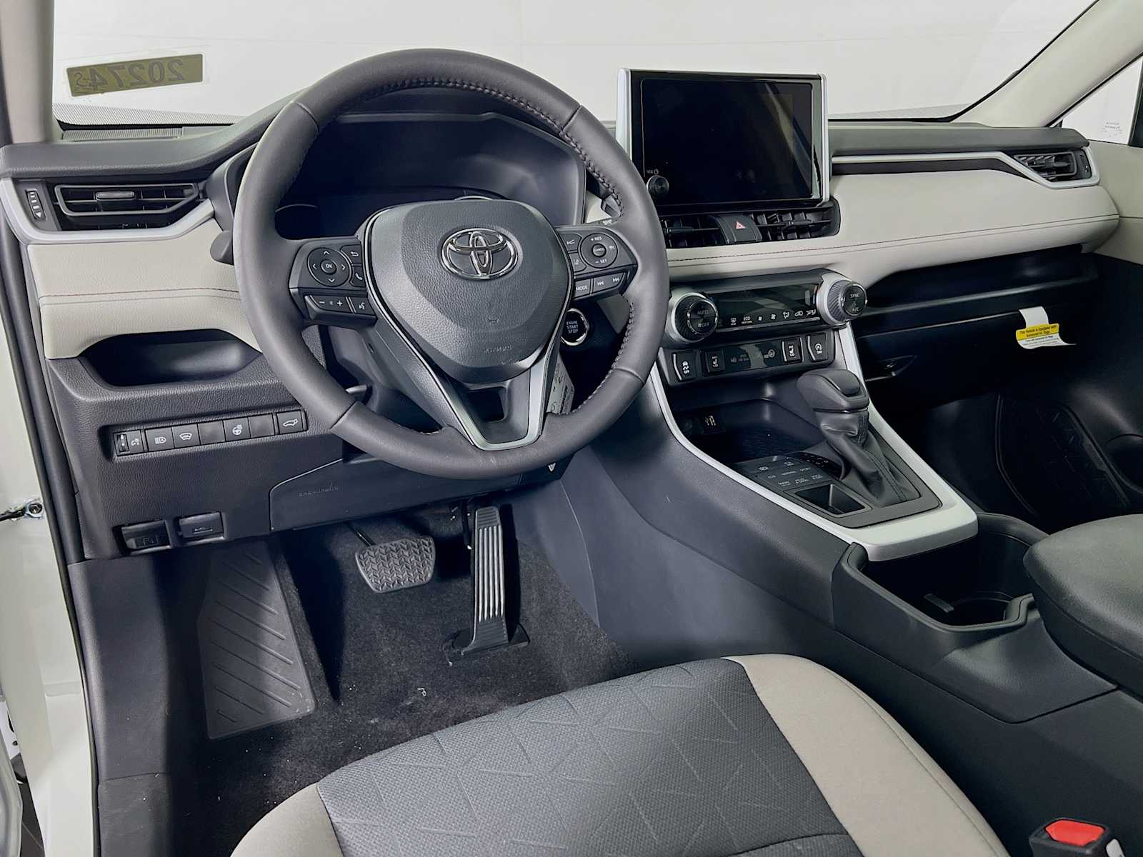 2025 Toyota RAV4 XLE - Photo 6