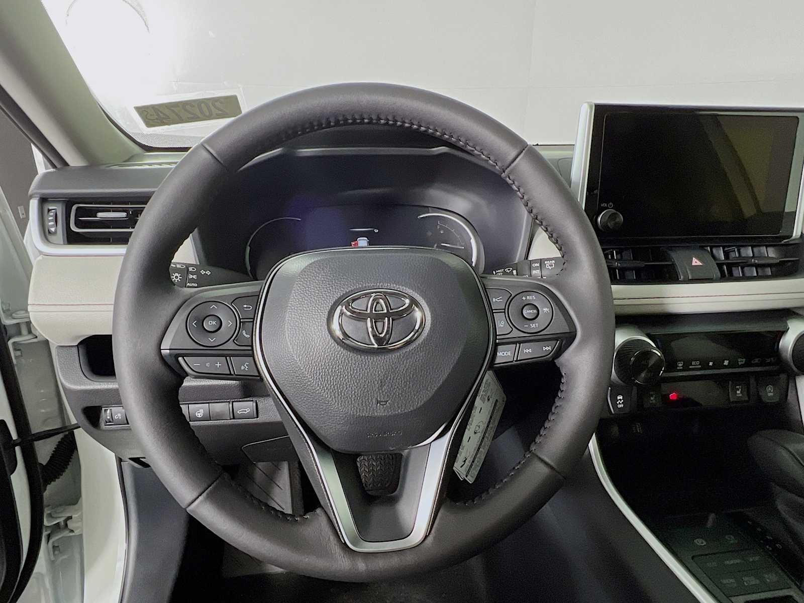 2025 Toyota RAV4 XLE - Photo 7