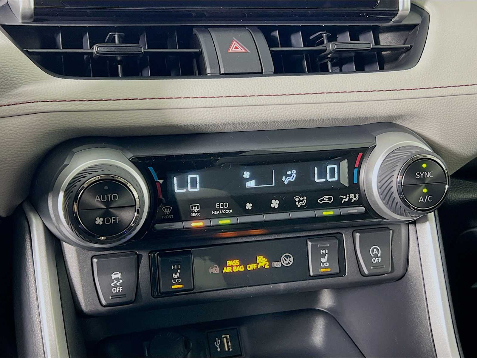 2025 Toyota RAV4 XLE - Photo 10
