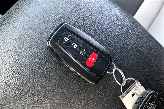 2022 Toyota RAV4 Hybrid XLE - Photo 11