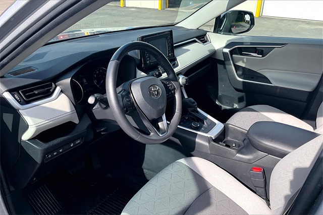 2022 Toyota RAV4 Hybrid XLE - Photo 14
