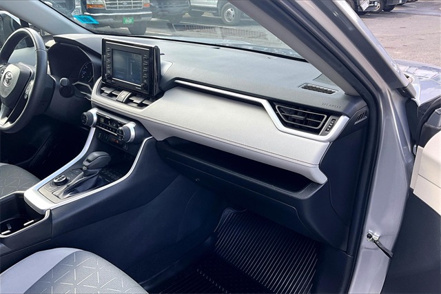 2022 Toyota RAV4 Hybrid XLE - Photo 17
