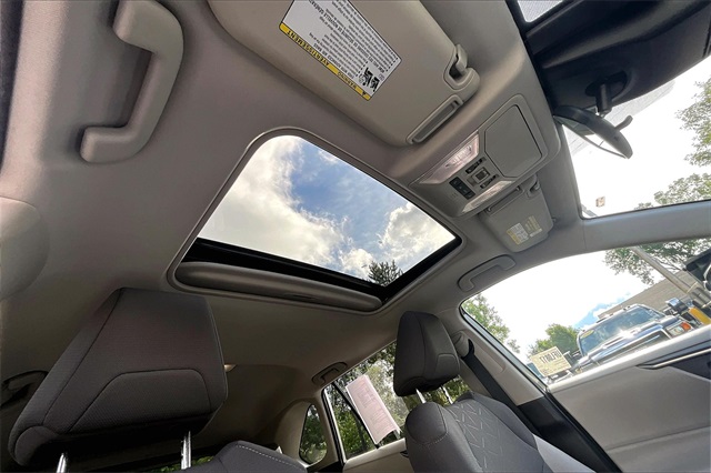 2022 Toyota RAV4 Hybrid XLE - Photo 18