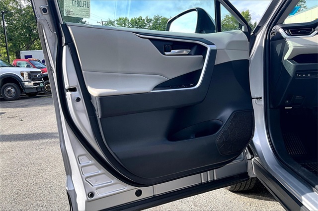 2022 Toyota RAV4 Hybrid XLE - Photo 19