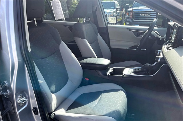 2022 Toyota RAV4 Hybrid XLE - Photo 7