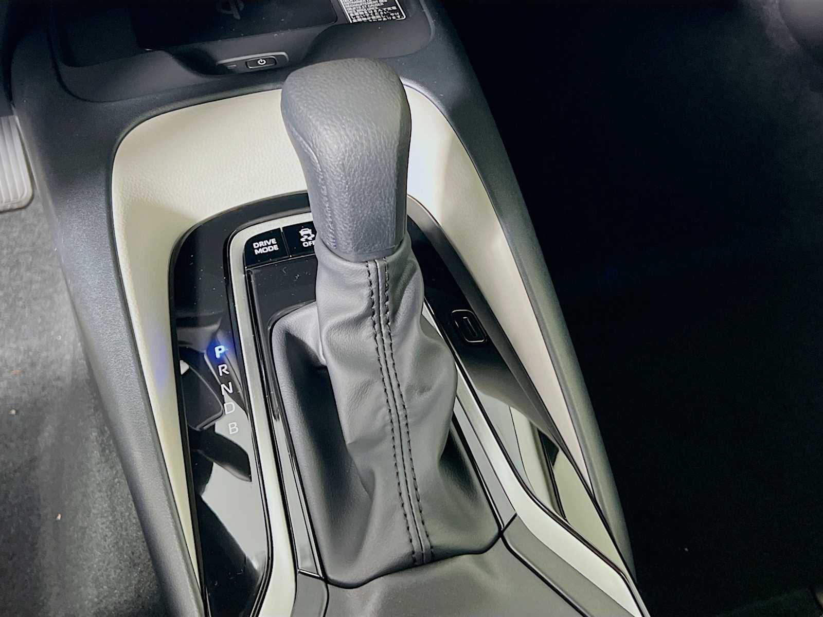 2026 Toyota Corolla Hybrid LE - Photo 11