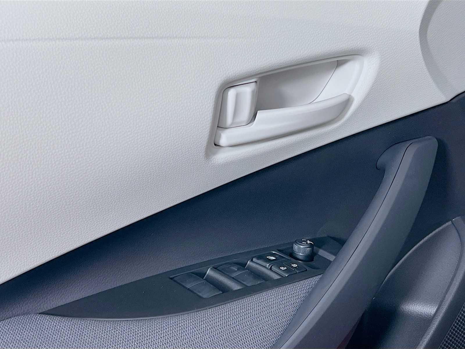 2026 Toyota Corolla Hybrid LE - Photo 15