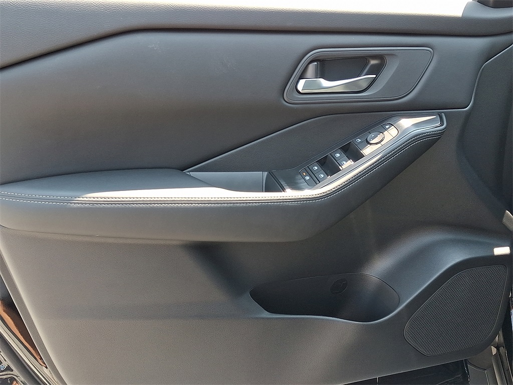 2025 Nissan Rogue SV - Photo 8