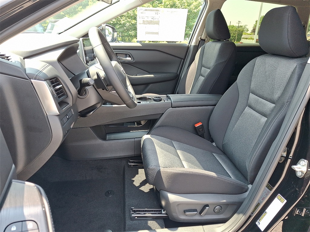 2025 Nissan Rogue SV - Photo 9