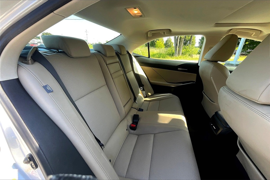 2018 Lexus IS 300 - Photo 16