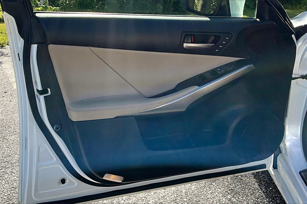 2018 Lexus IS 300 - Photo 9