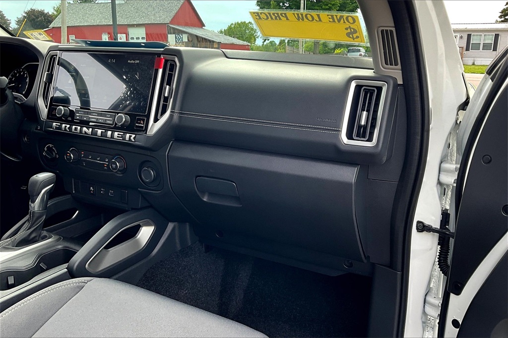 2025 Nissan Frontier SV - Photo 13