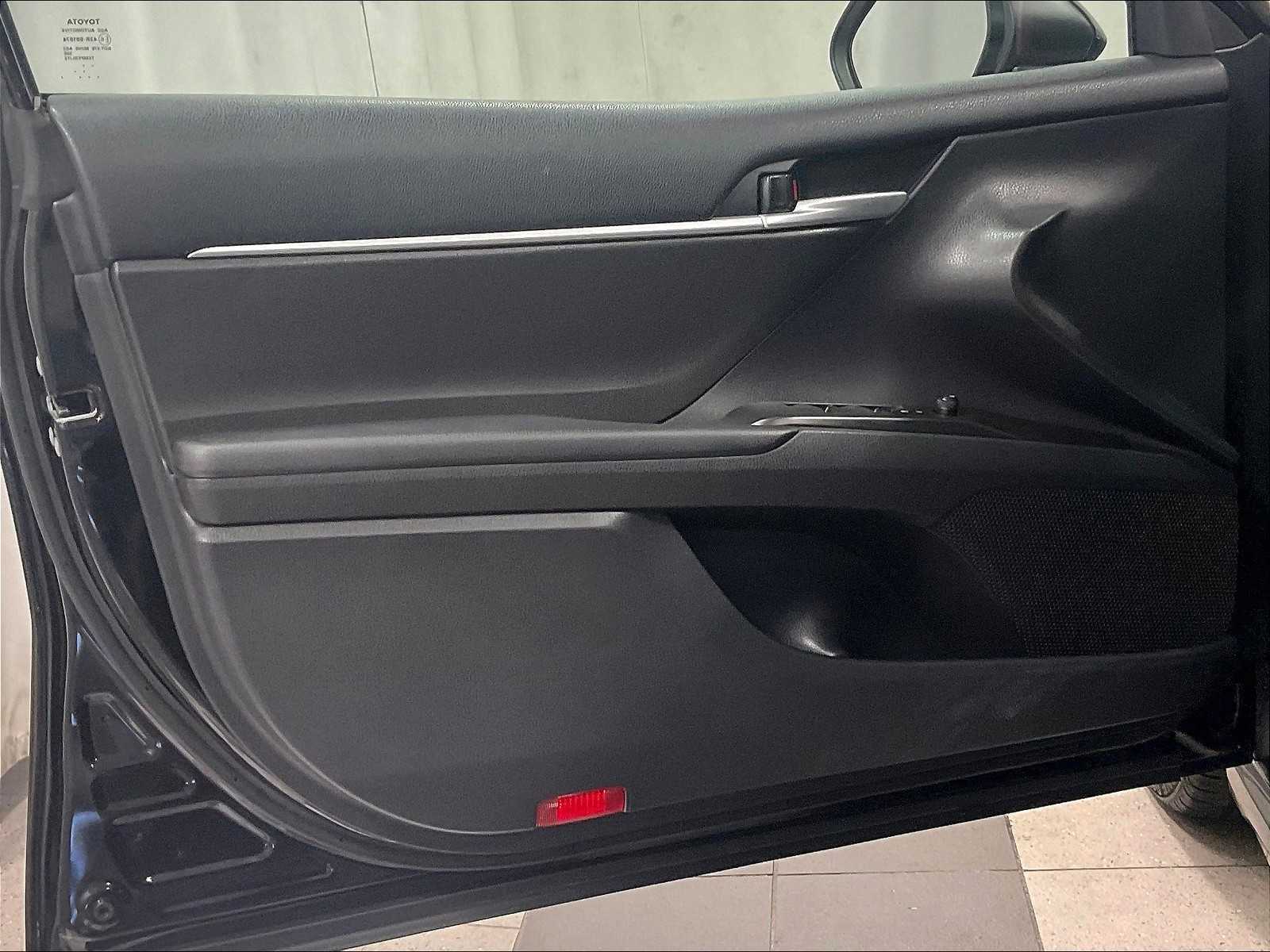 2023 Toyota Camry SE - Photo 9