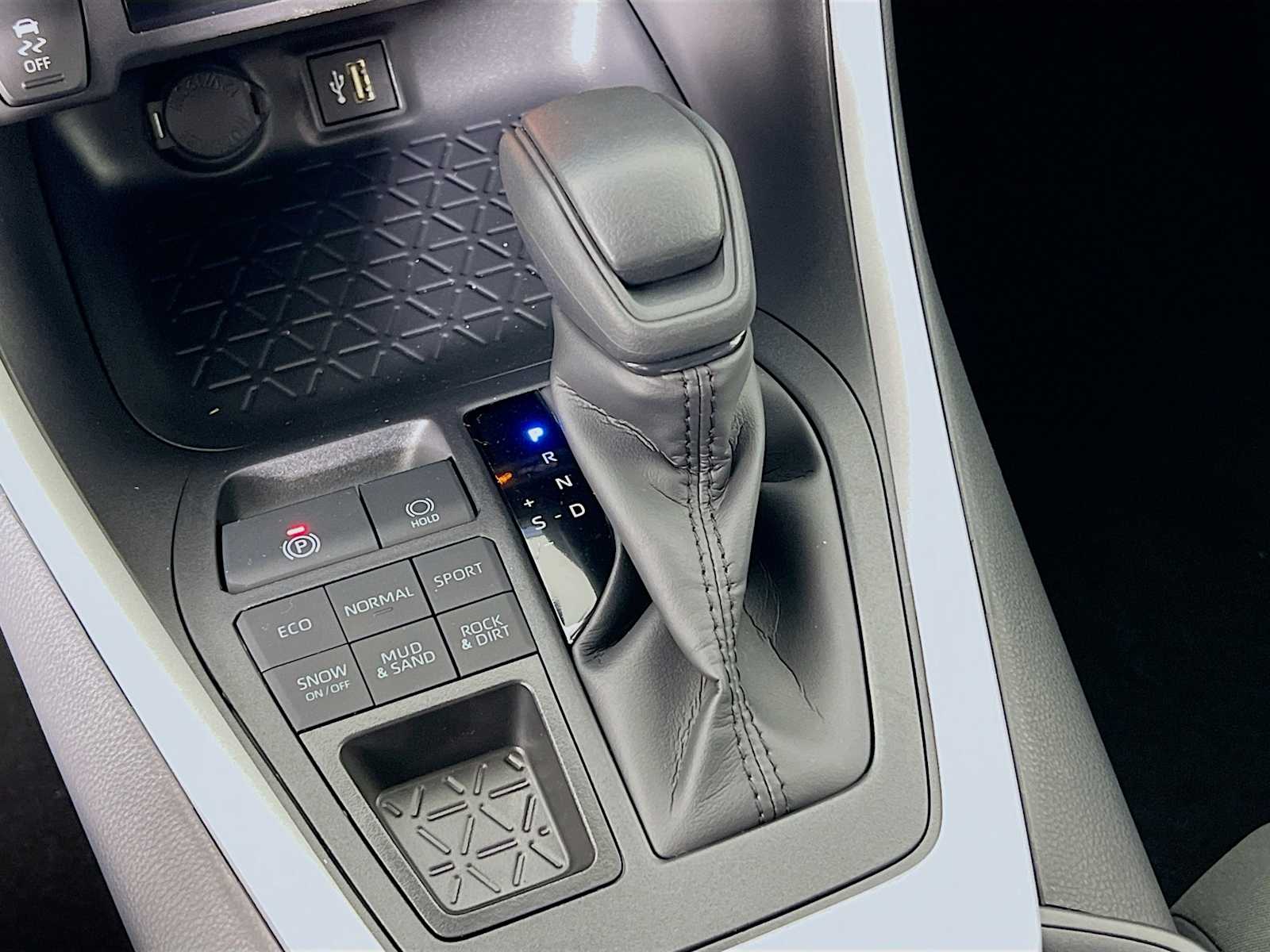 2025 Toyota RAV4 LE - Photo 11