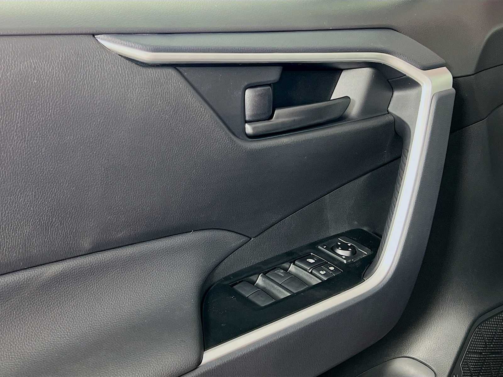 2025 Toyota RAV4 LE - Photo 16