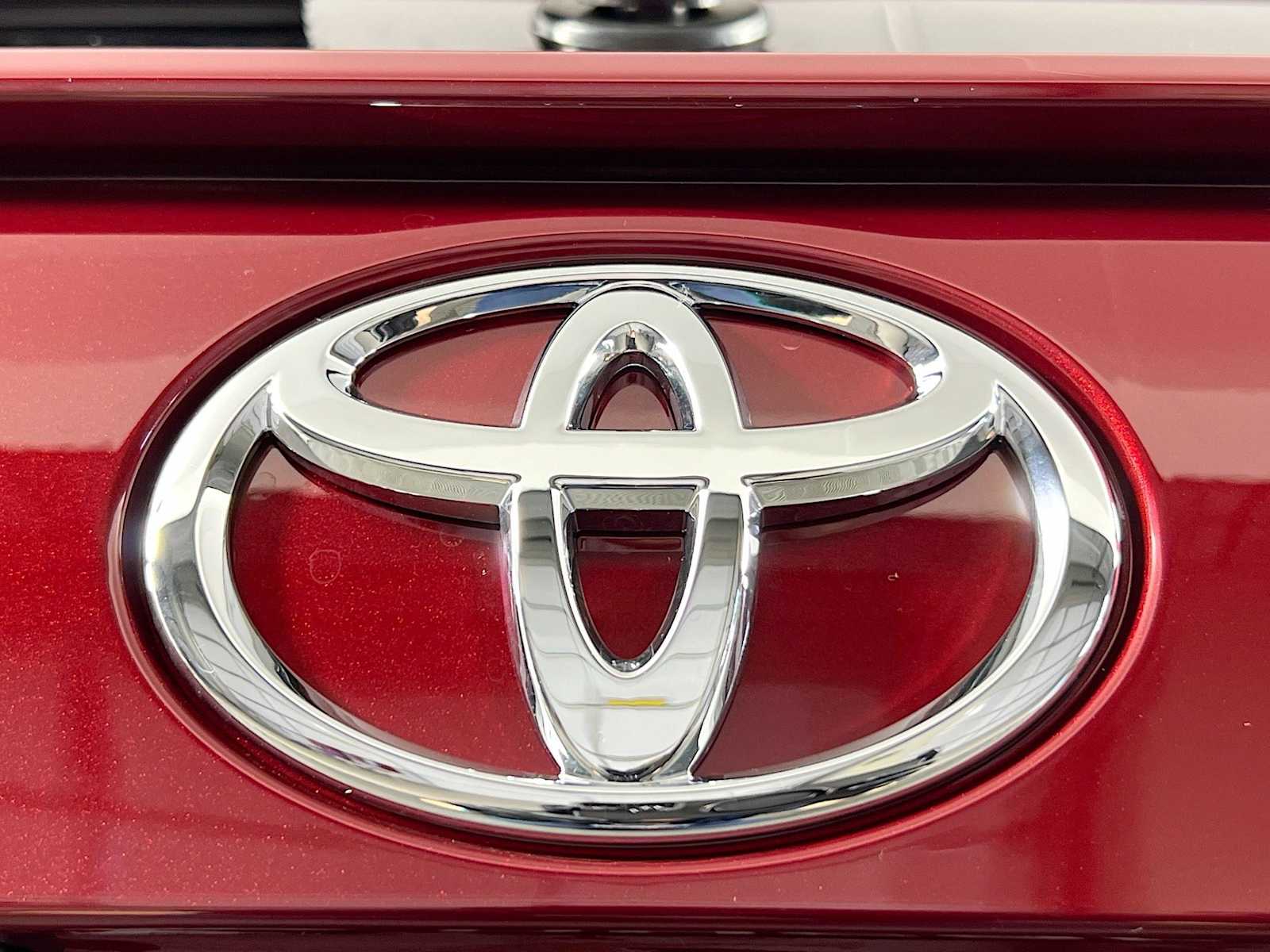 2025 Toyota RAV4 LE - Photo 18