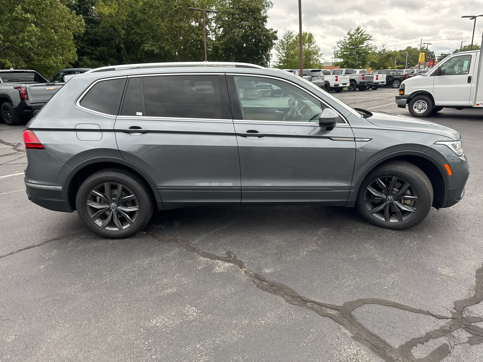 2022 Volkswagen Tiguan SE - Photo 2