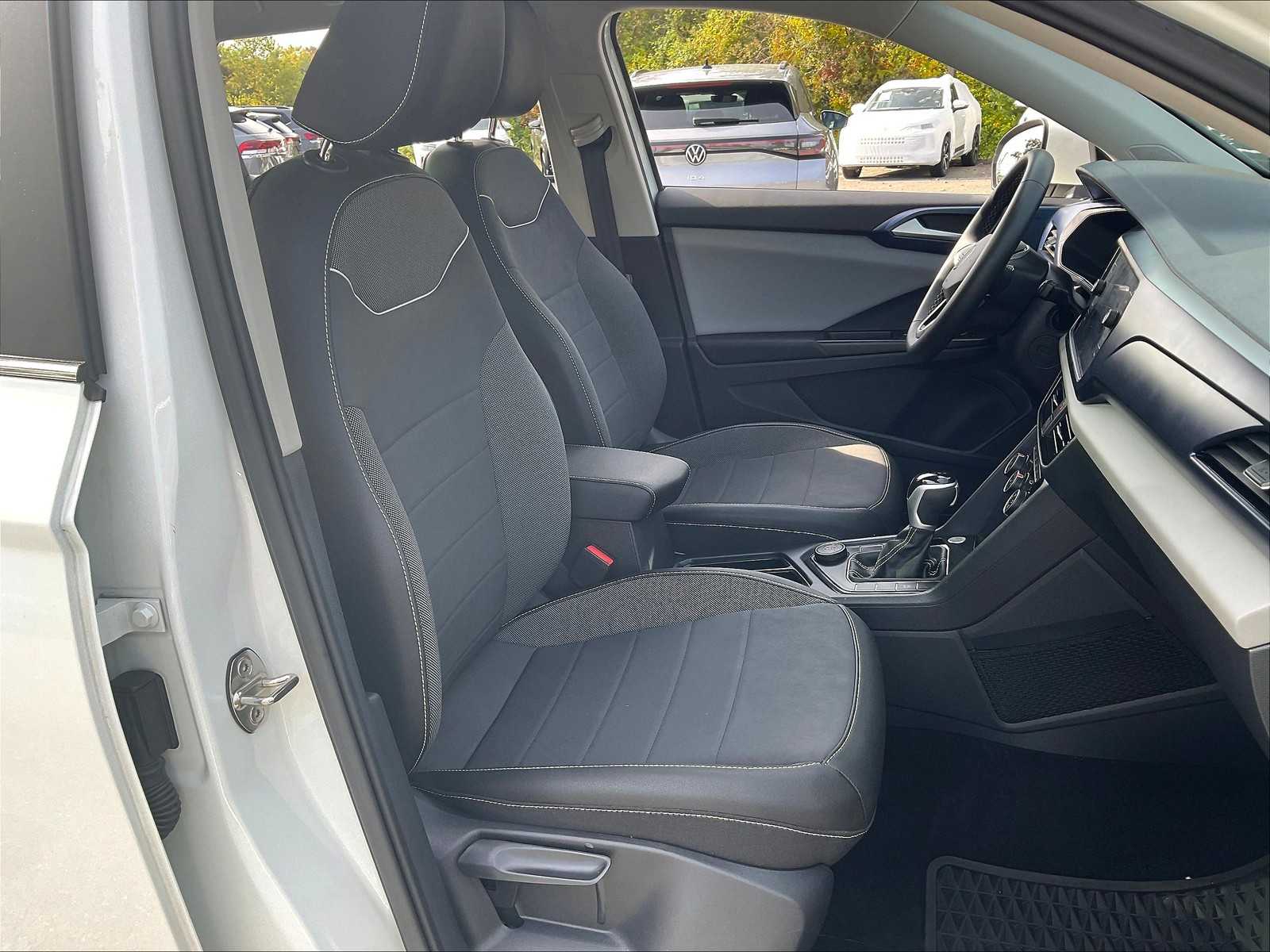 2023 Volkswagen Taos SE - Photo 11