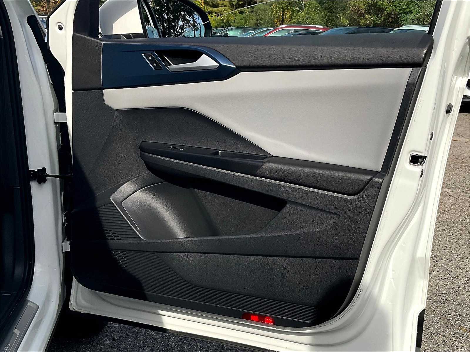2023 Volkswagen Taos SE - Photo 12
