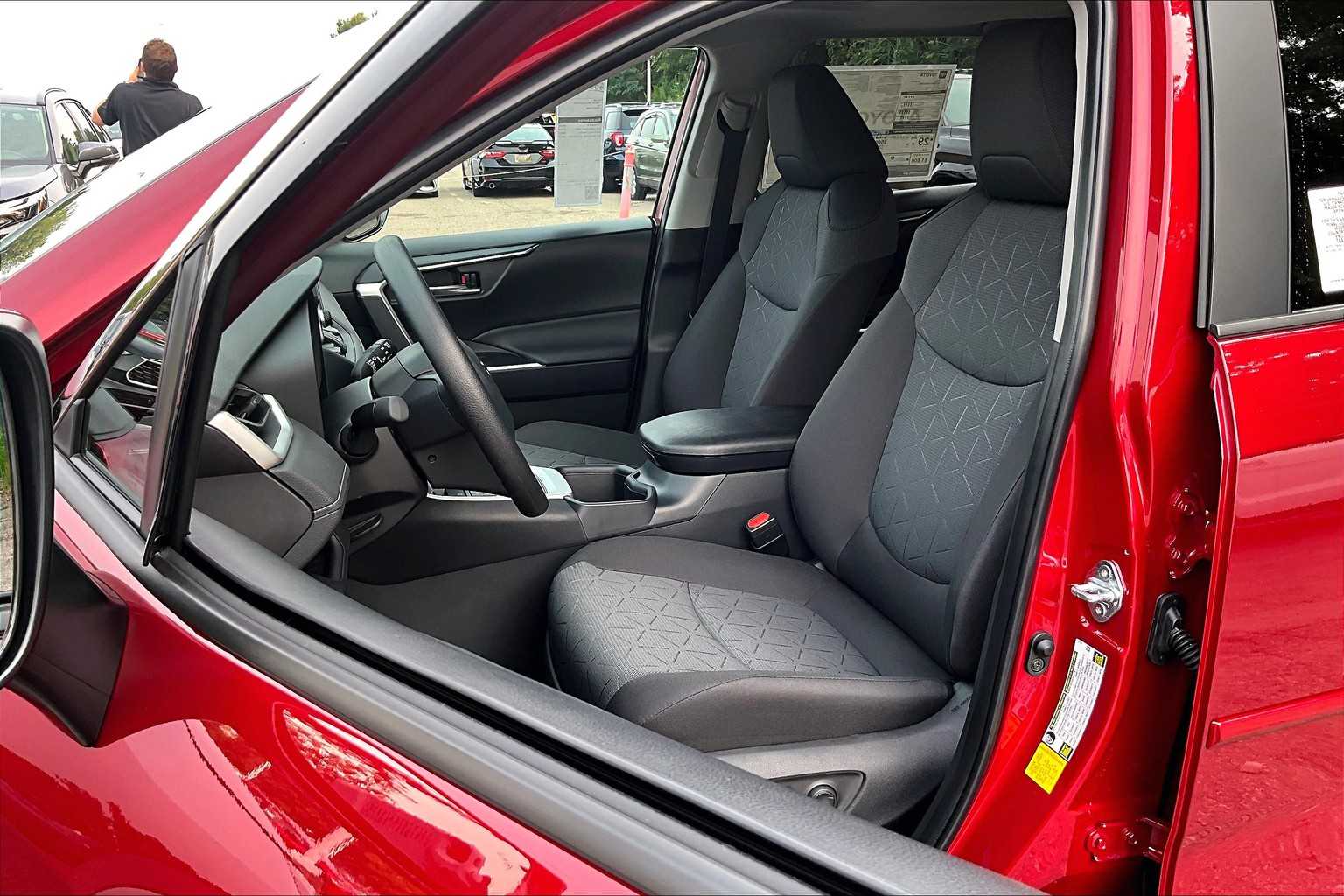 2025 Toyota RAV4 XLE - Photo 11