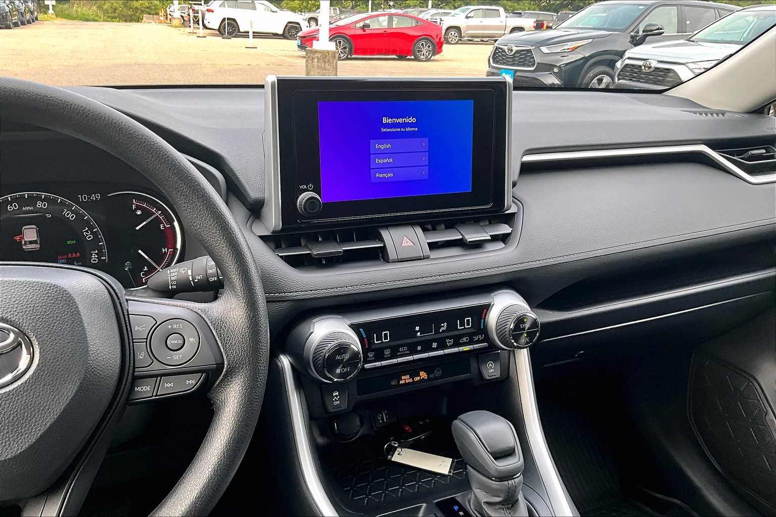 2025 Toyota RAV4 XLE - Photo 13