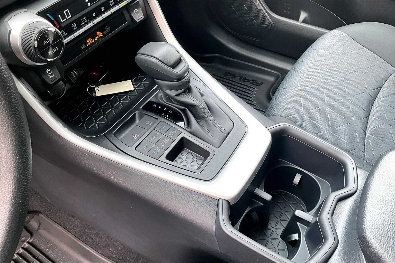 2025 Toyota RAV4 XLE - Photo 14