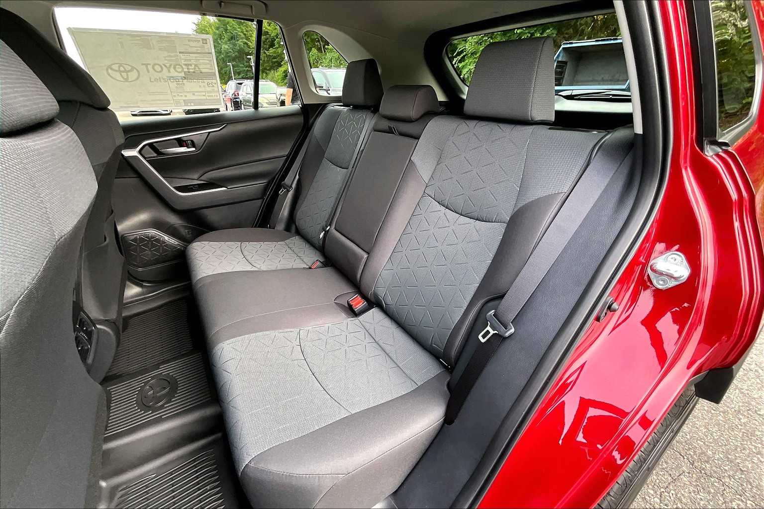 2025 Toyota RAV4 XLE - Photo 15