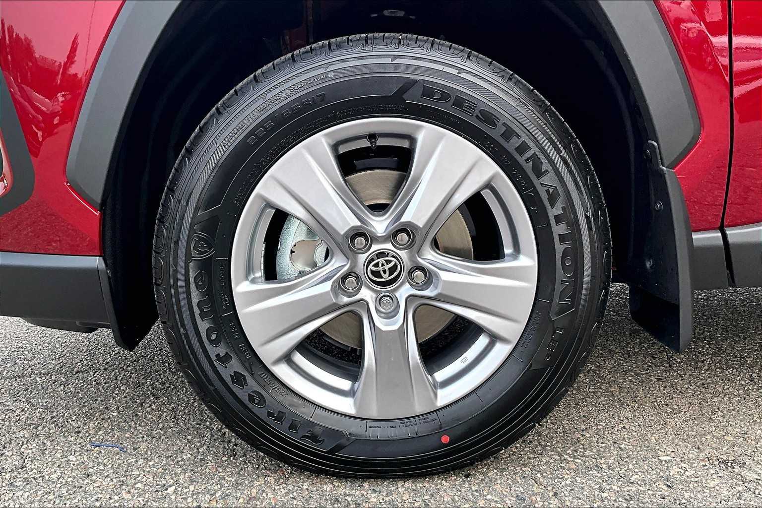 2025 Toyota RAV4 XLE - Photo 8