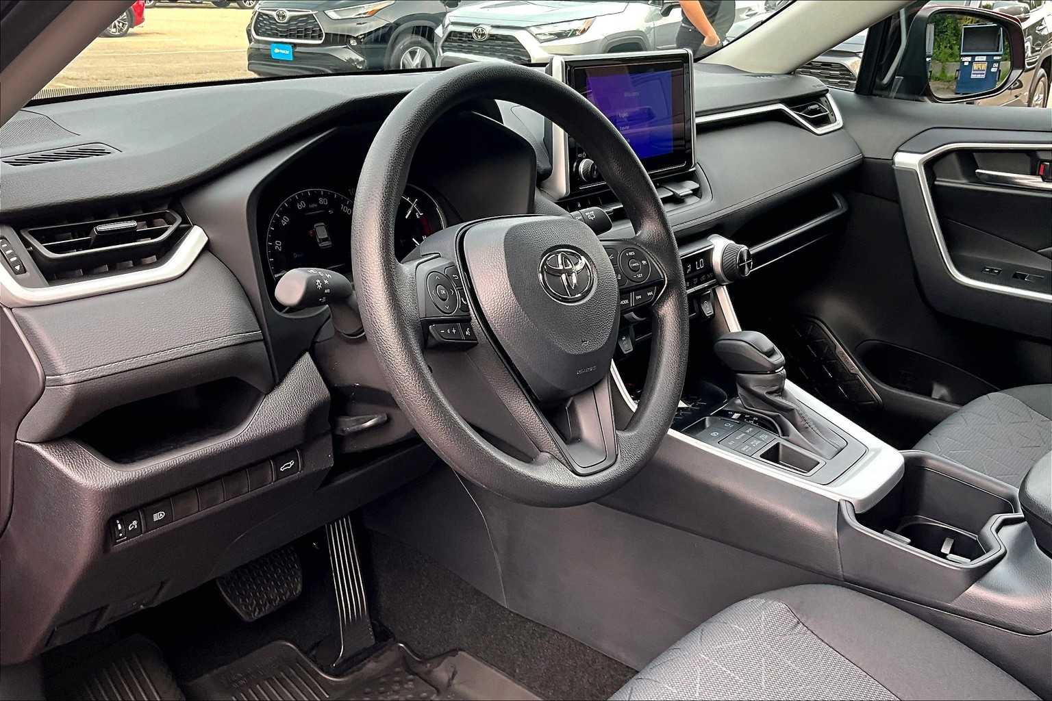 2025 Toyota RAV4 XLE - Photo 9