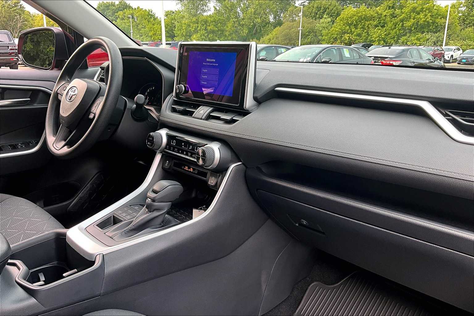 2025 Toyota RAV4 XLE - Photo 10