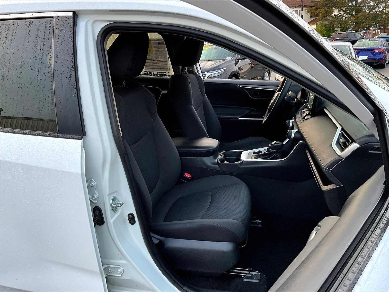 2019 Toyota RAV4 LE - Photo 11