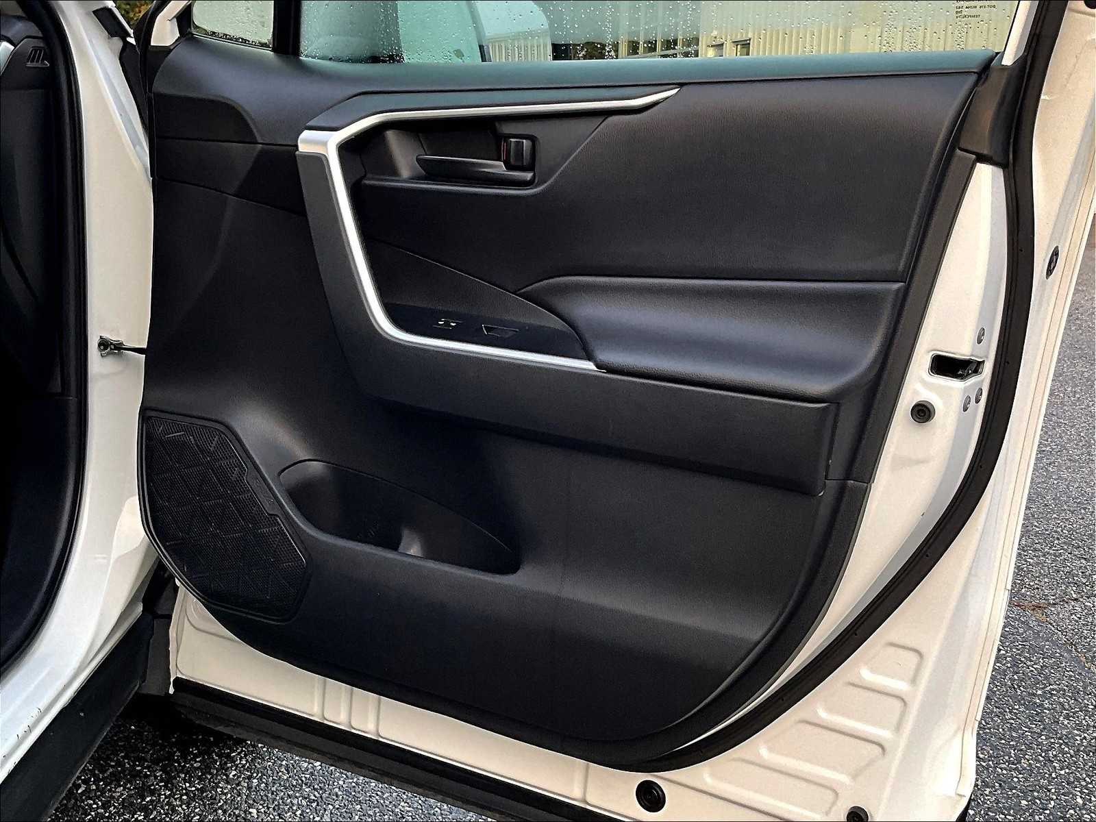 2019 Toyota RAV4 LE - Photo 12