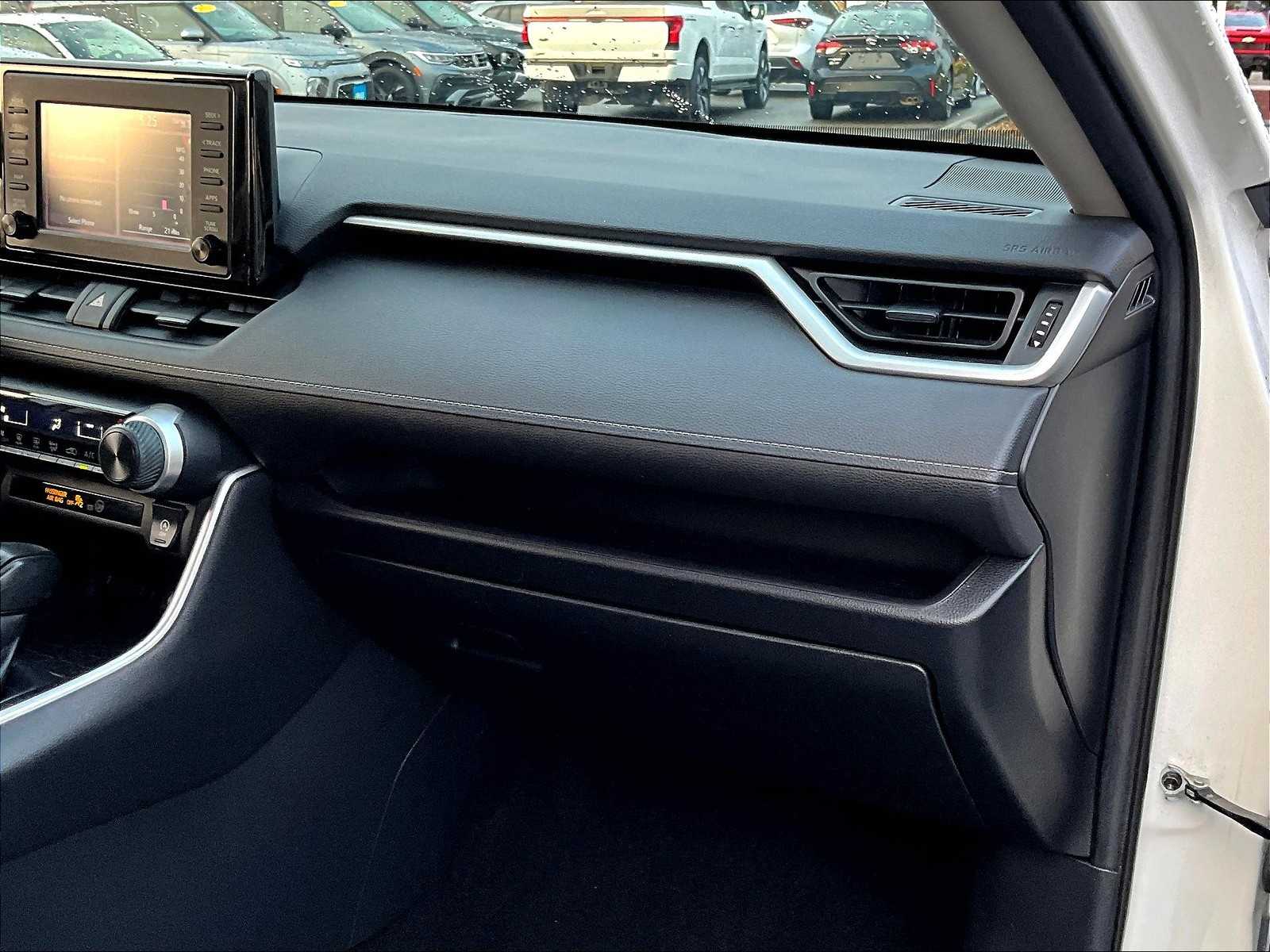 2019 Toyota RAV4 LE - Photo 13