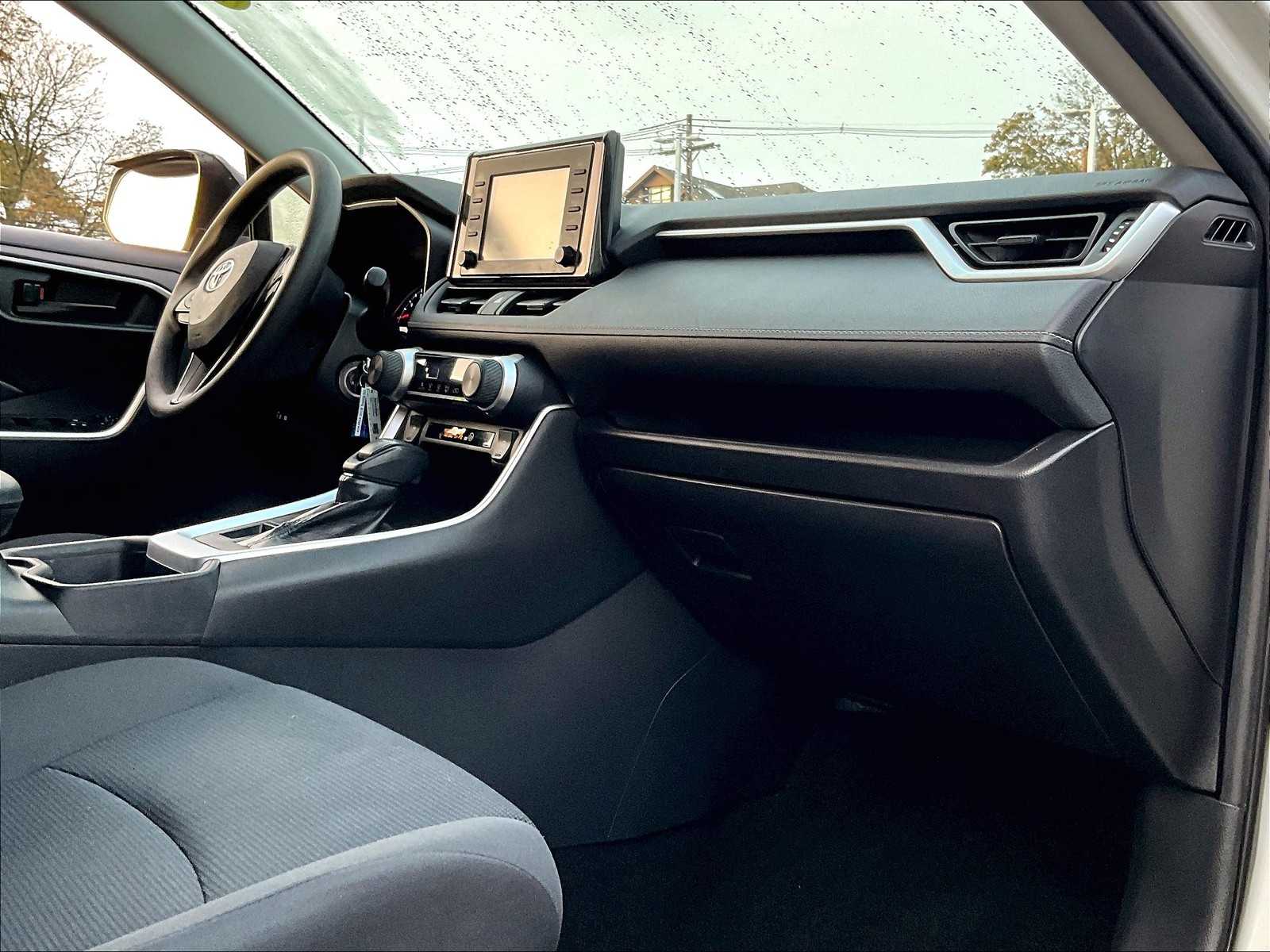 2019 Toyota RAV4 LE - Photo 14