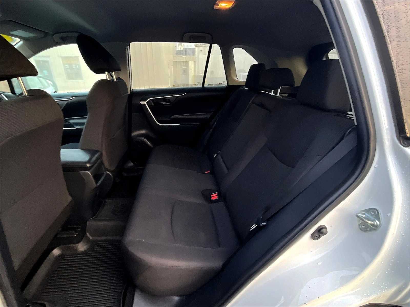 2019 Toyota RAV4 LE - Photo 15