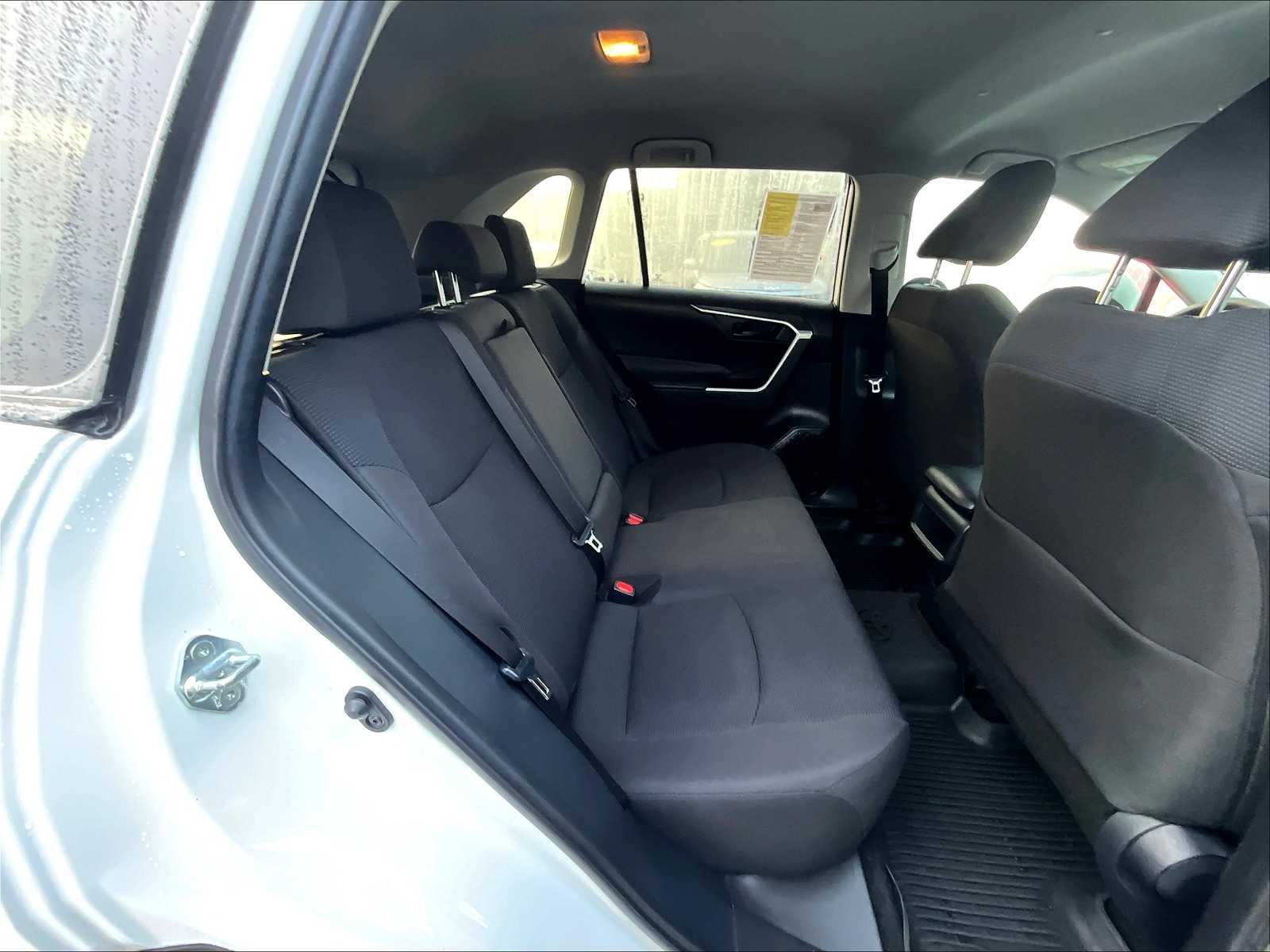2019 Toyota RAV4 LE - Photo 16