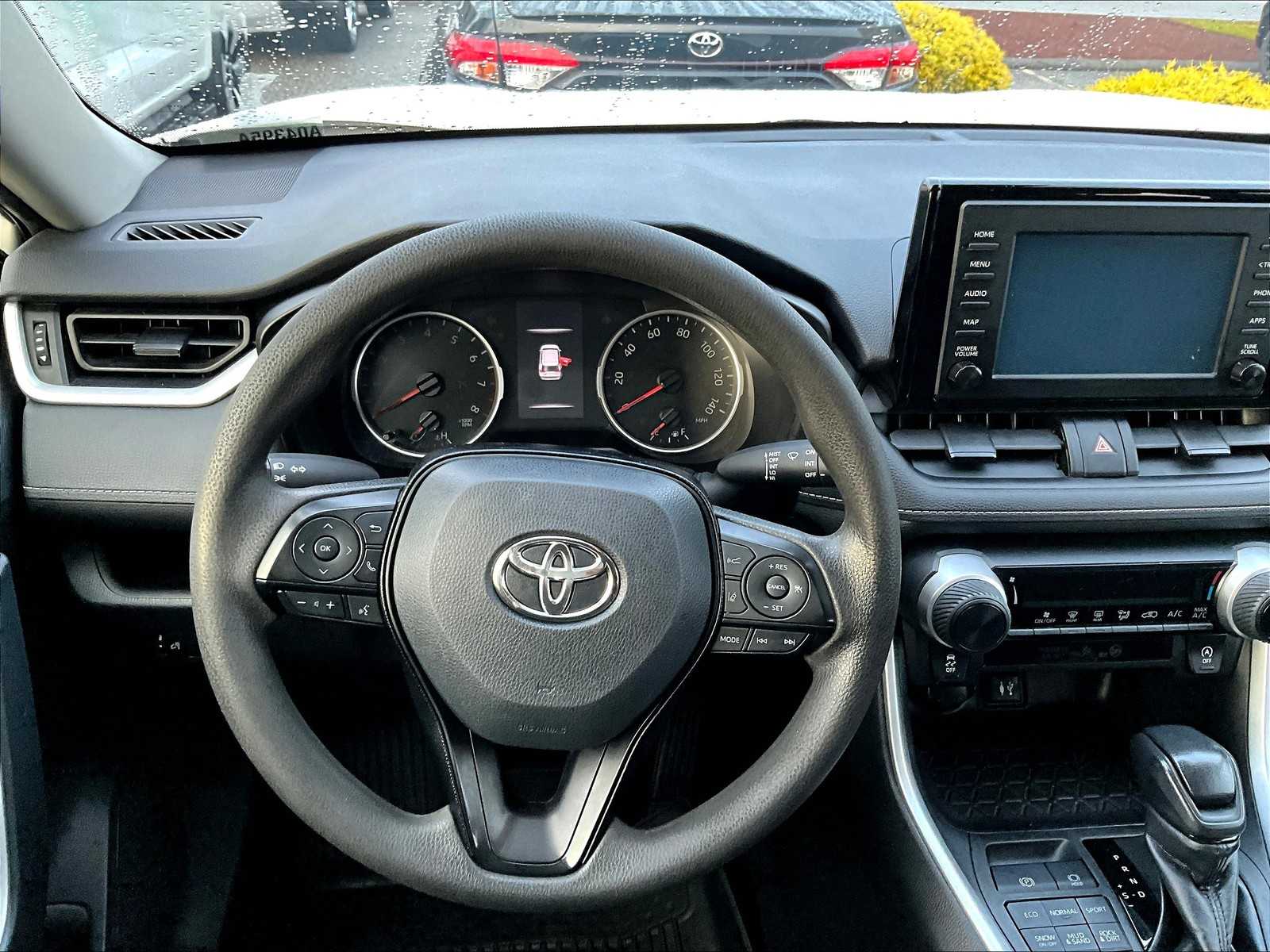 2019 Toyota RAV4 LE - Photo 17