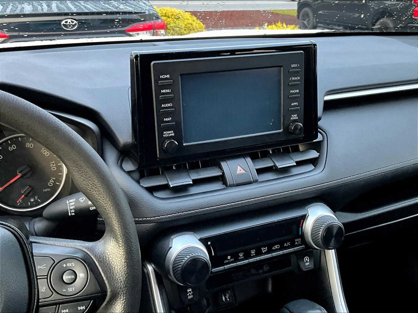 2019 Toyota RAV4 LE - Photo 18