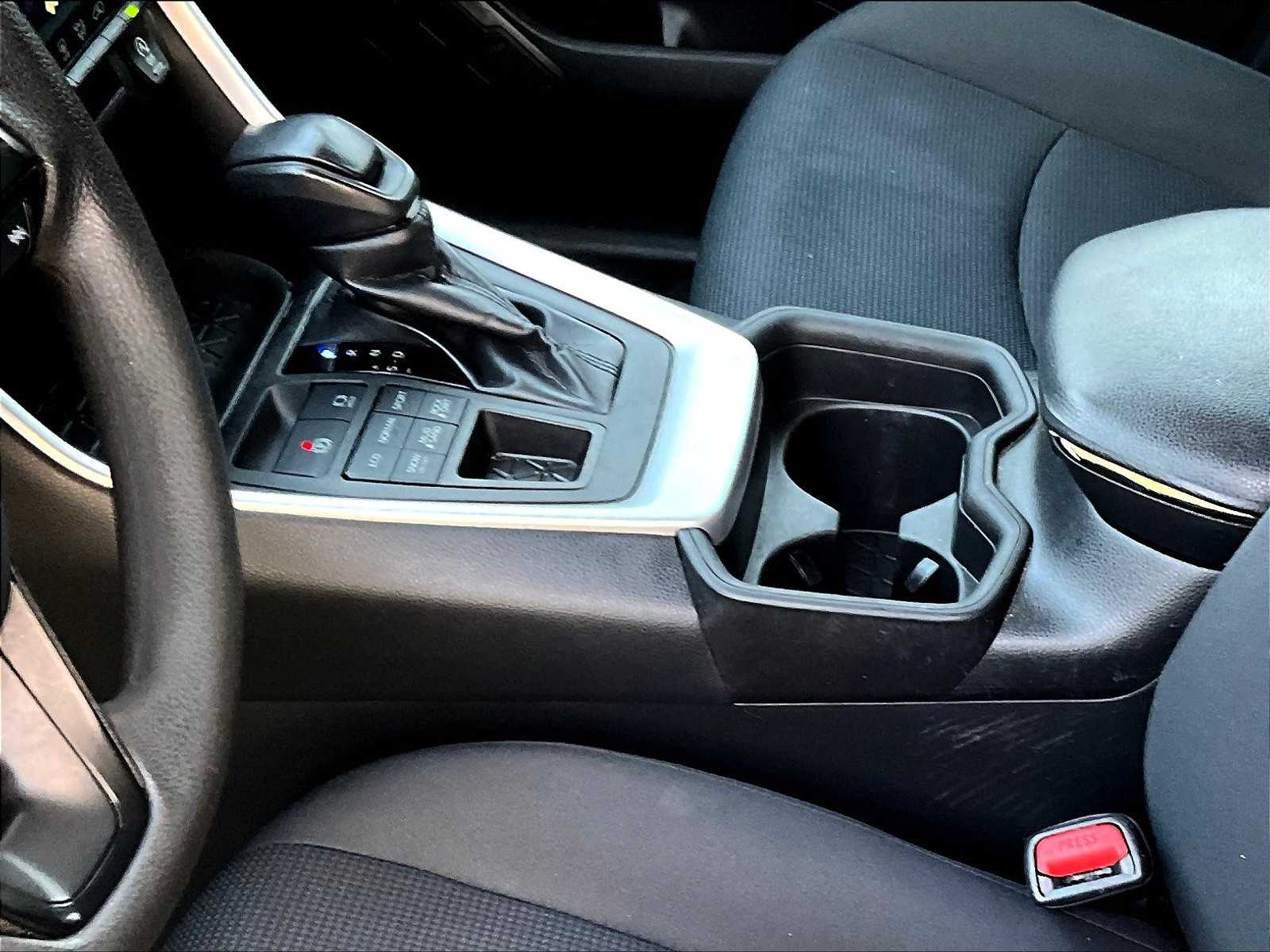 2019 Toyota RAV4 LE - Photo 20
