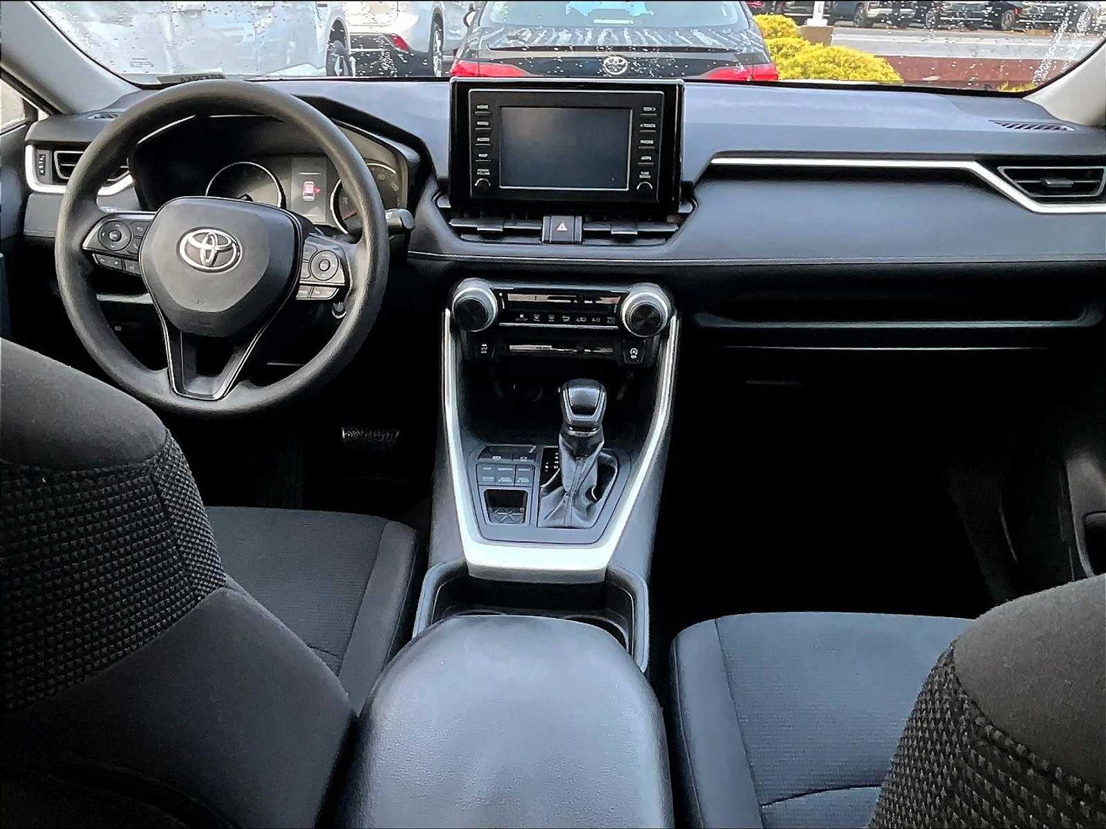 2019 Toyota RAV4 LE - Photo 21