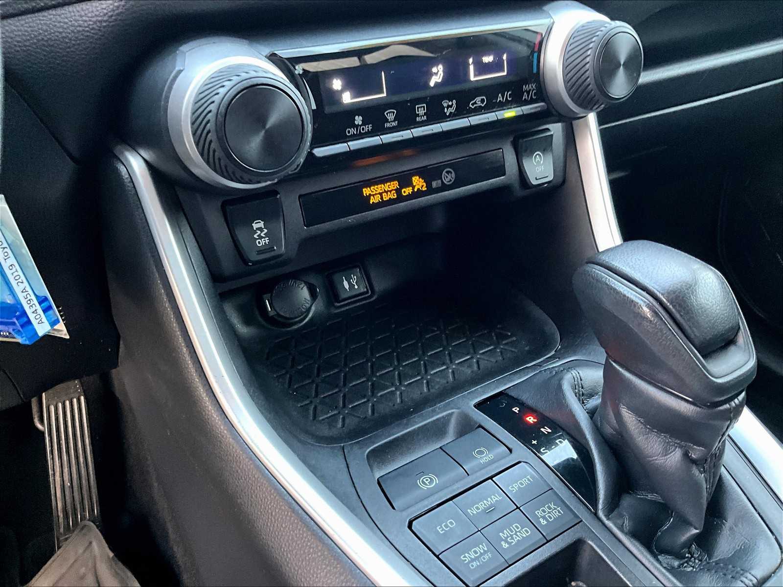2019 Toyota RAV4 LE - Photo 25