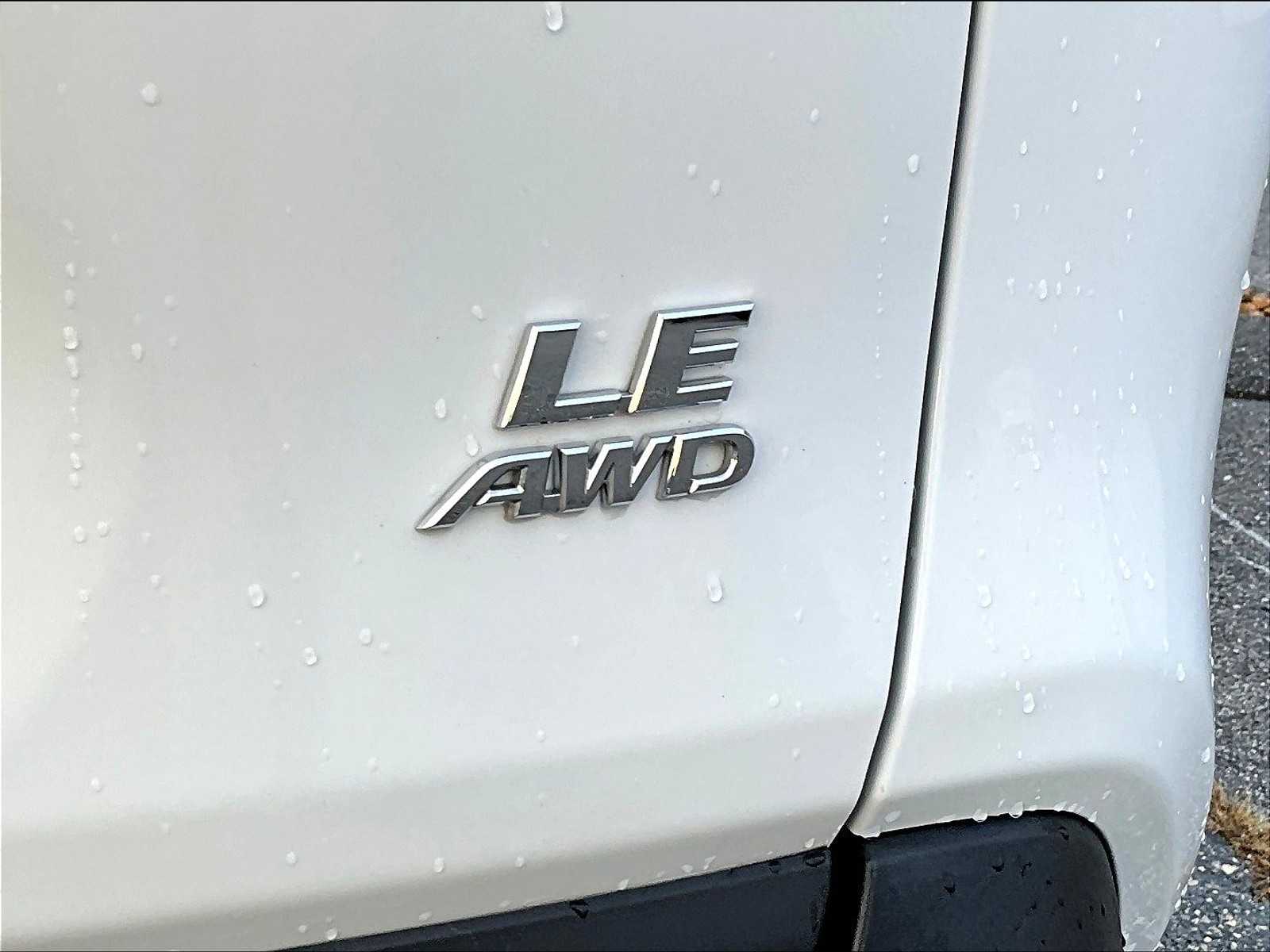 2019 Toyota RAV4 LE - Photo 27