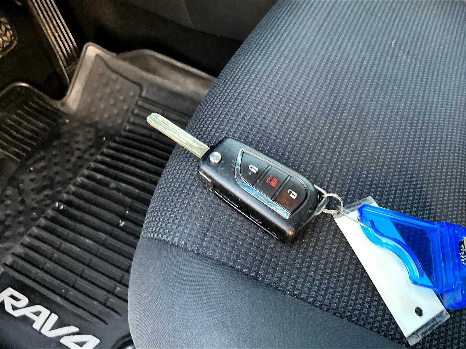 2019 Toyota RAV4 LE - Photo 29