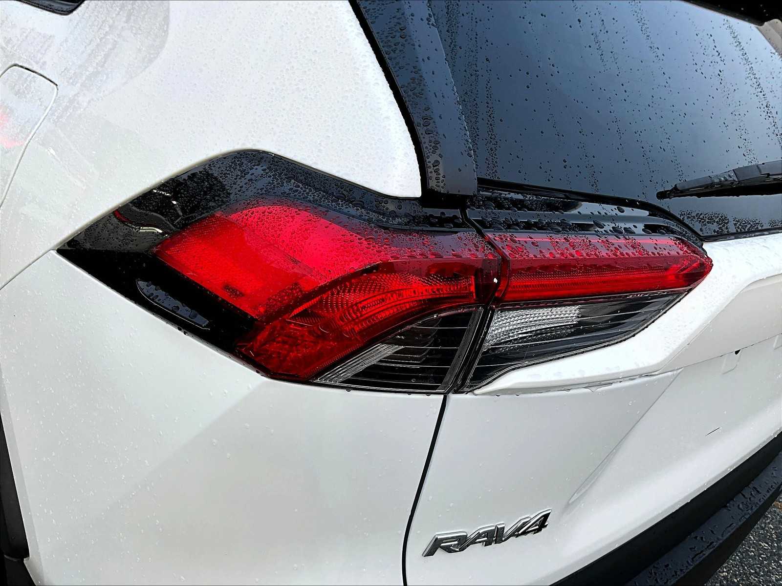2019 Toyota RAV4 LE - Photo 32