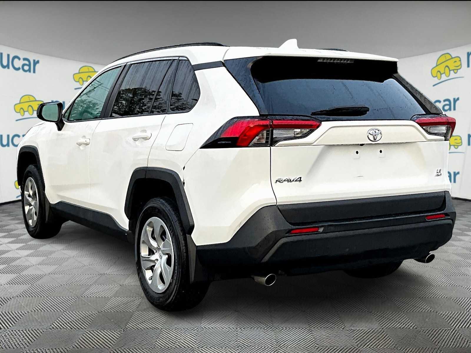 2019 Toyota RAV4 LE - Photo 4