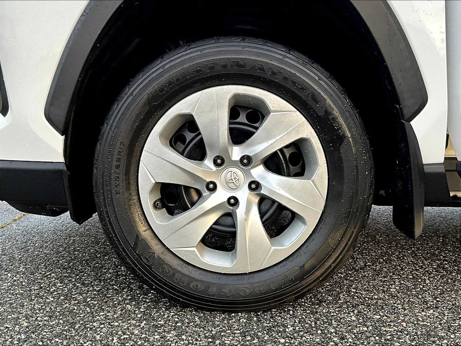2019 Toyota RAV4 LE - Photo 7