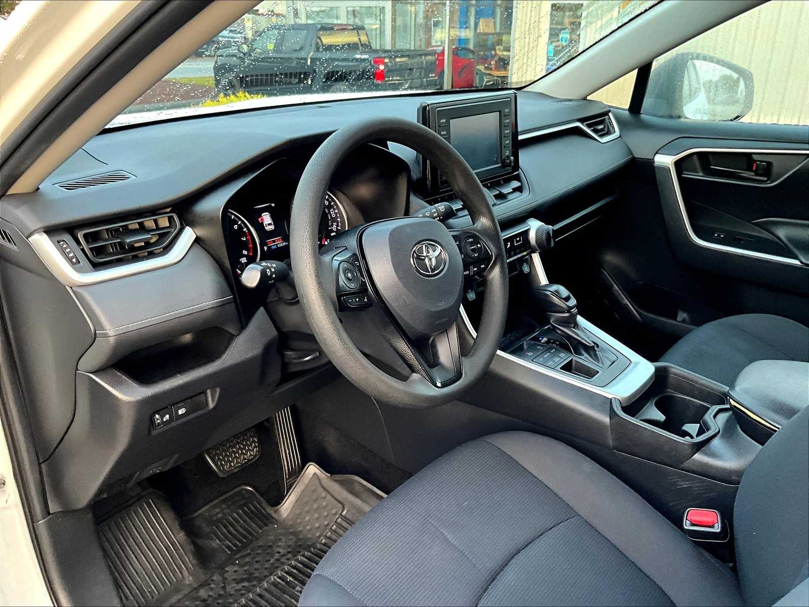 2019 Toyota RAV4 LE - Photo 8